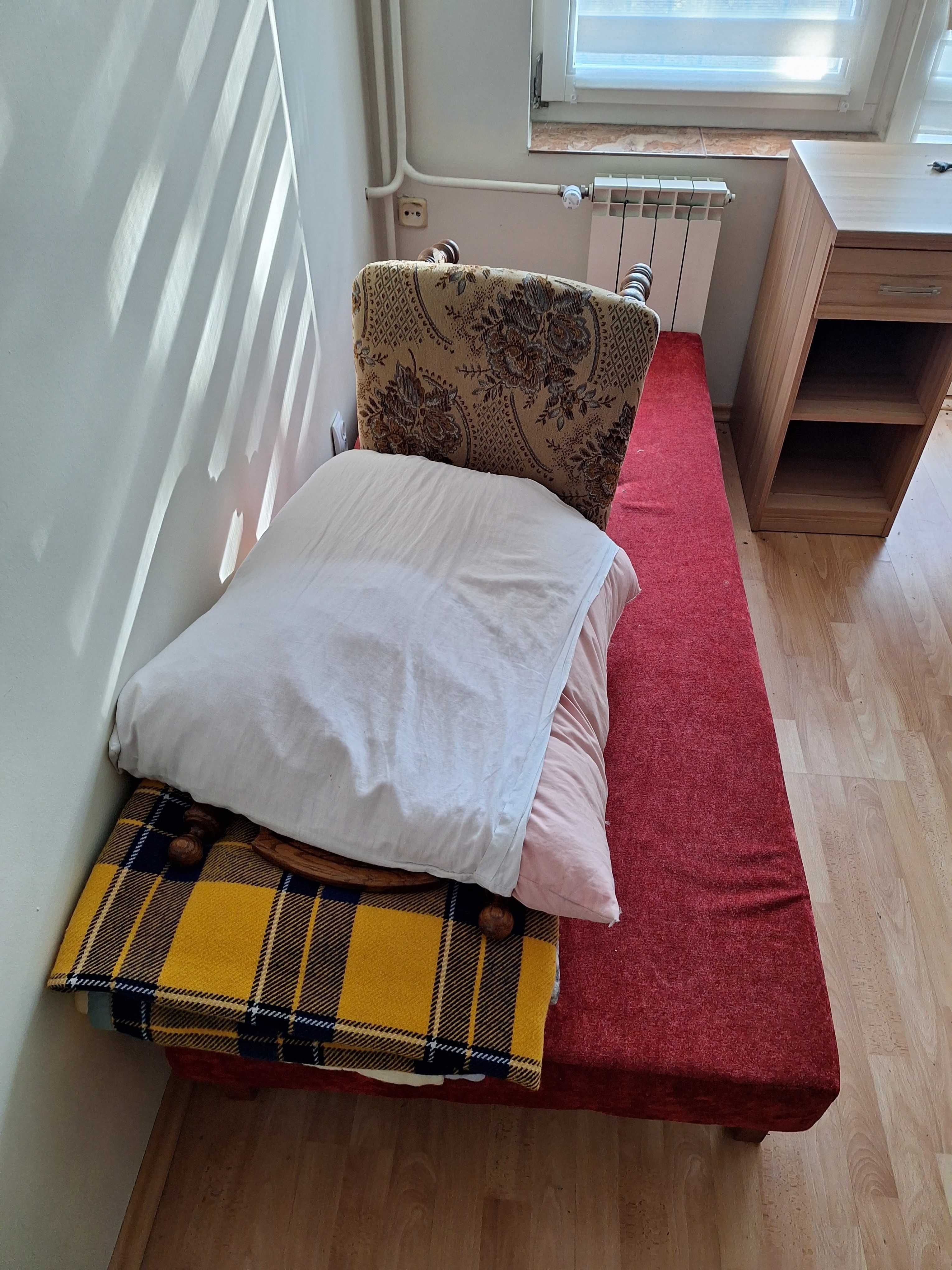 Likwidator sprzeda zestaw łóżek i tapczanów.