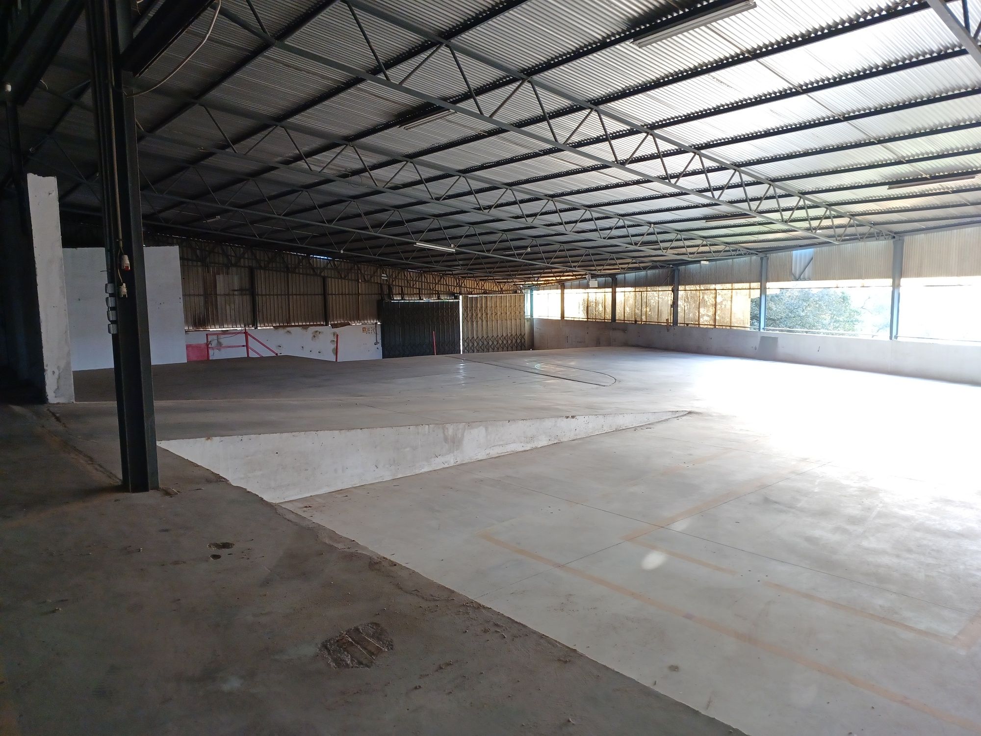 Pavilhão unidade industrial Z.I. Vilar dos Prazeres - Ourém- 9000 m2