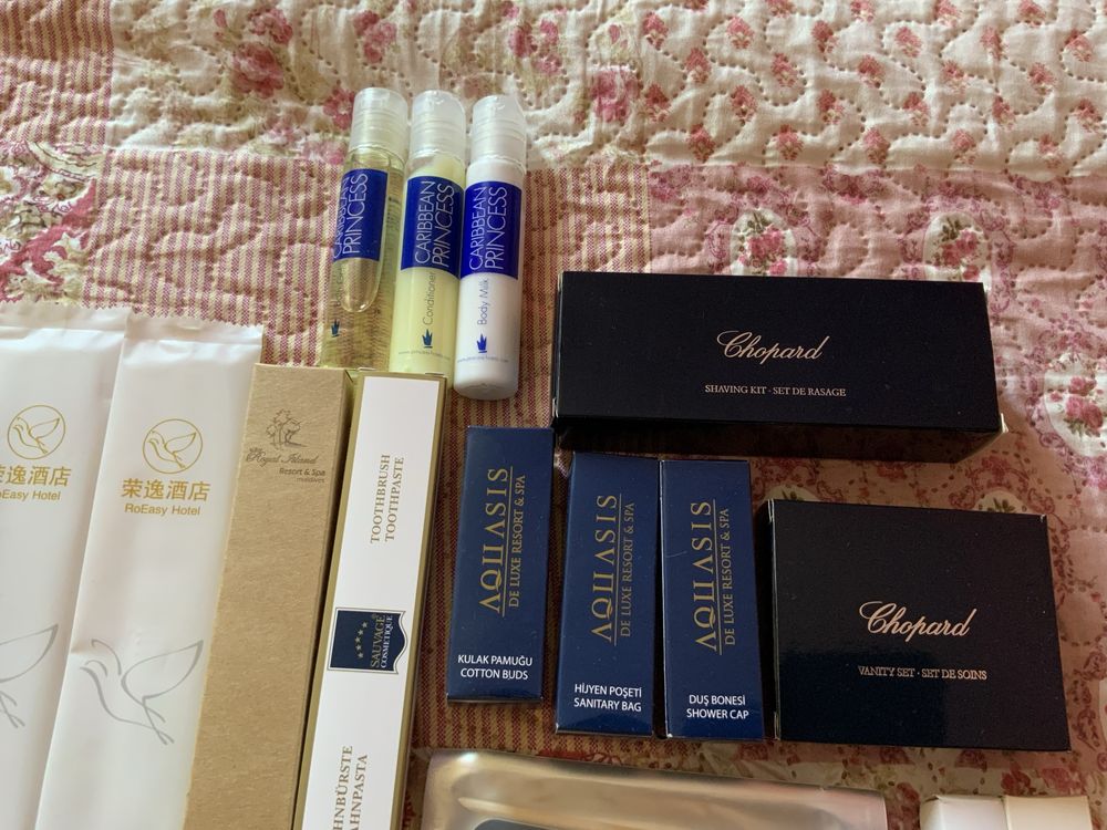 Отельный набор (бритва Chopard, тапочки, крем, шампунь, паста, 20 пред