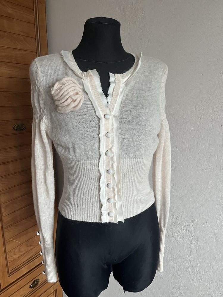 Elegancki sweter ze zdobieniami