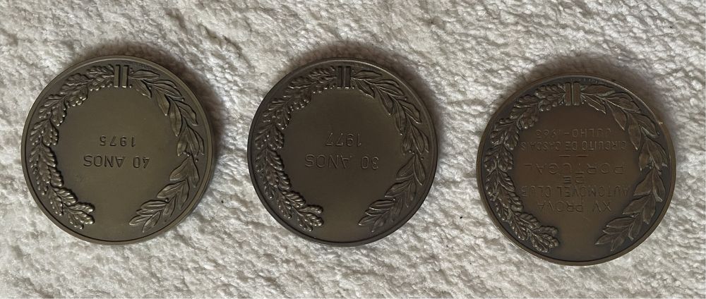 medalhas diversas e miniatura de escultura