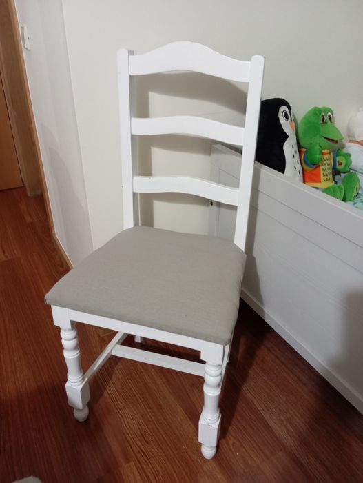 Cadeira de quarto branca e cinza