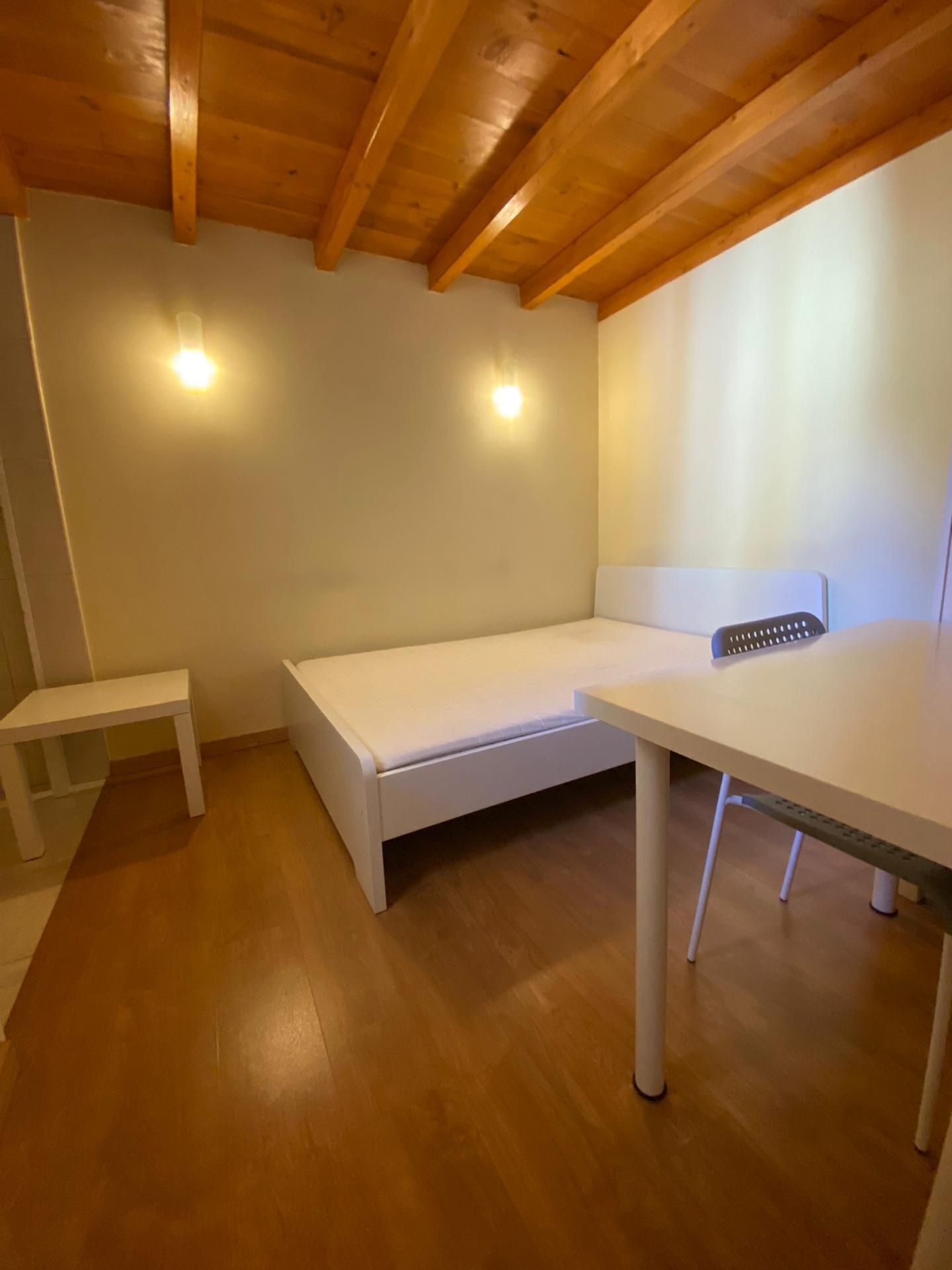 Aluga-se moradia com 4 quartos