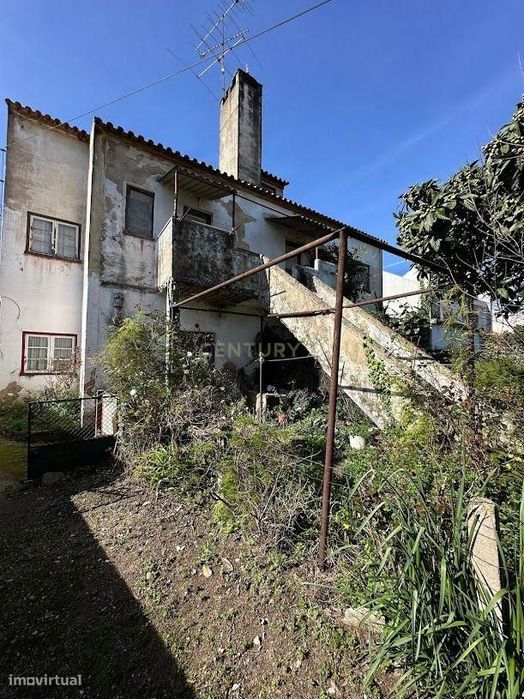 Prédio para remodelação no Entroncamento  junto à estação de comboios