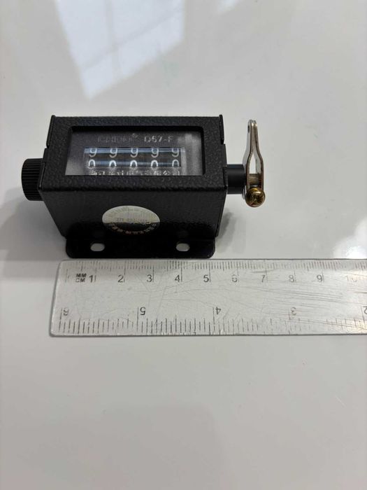 Mechaniczny licznik pociągnięć z czarną obudową