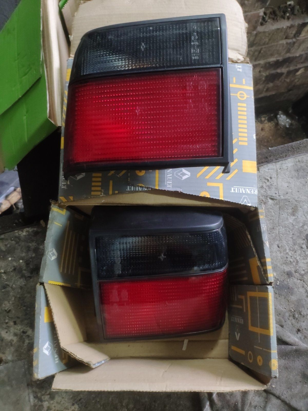 Задние фонари Renault 21