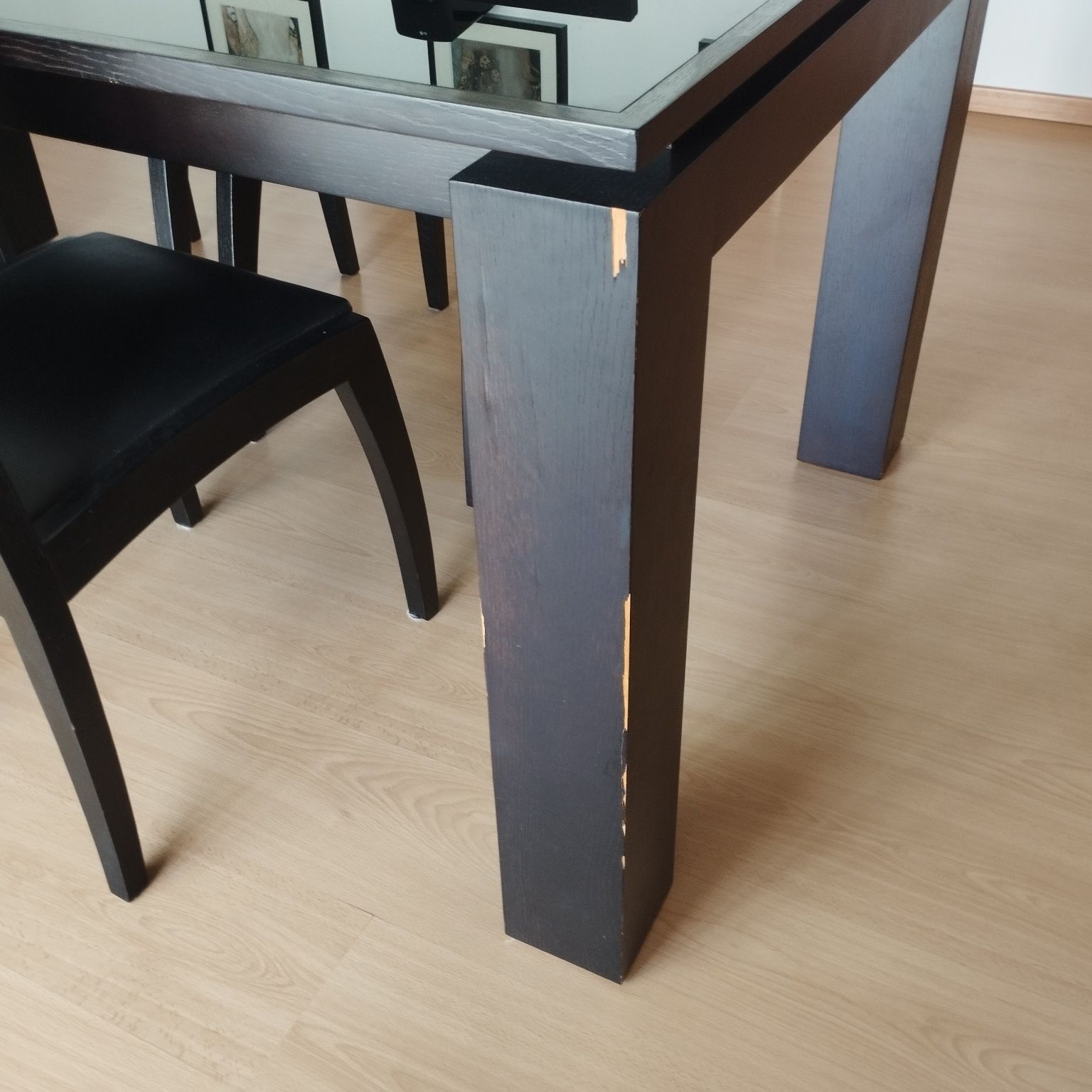 Mesa de jantar e cadeiras