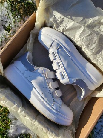 Белые стильные женские кроссовки