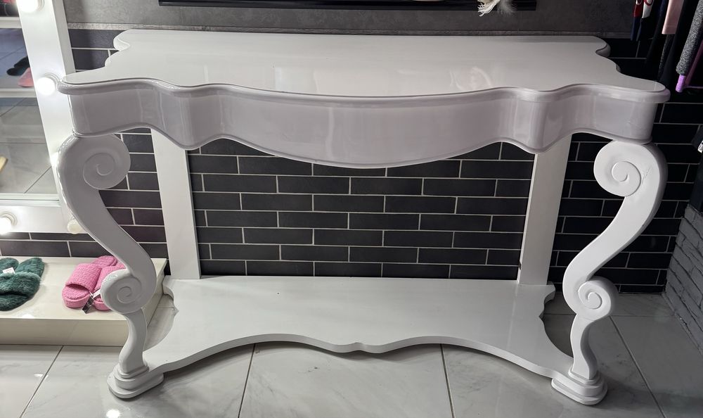 Деревяный глянцевый стол