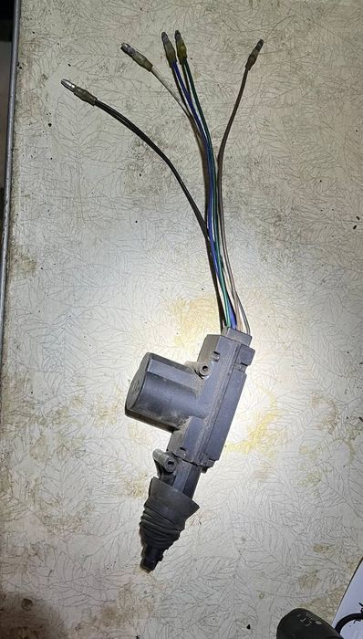 Мотор центрального замка на пять проводов. Opel kadett разборка