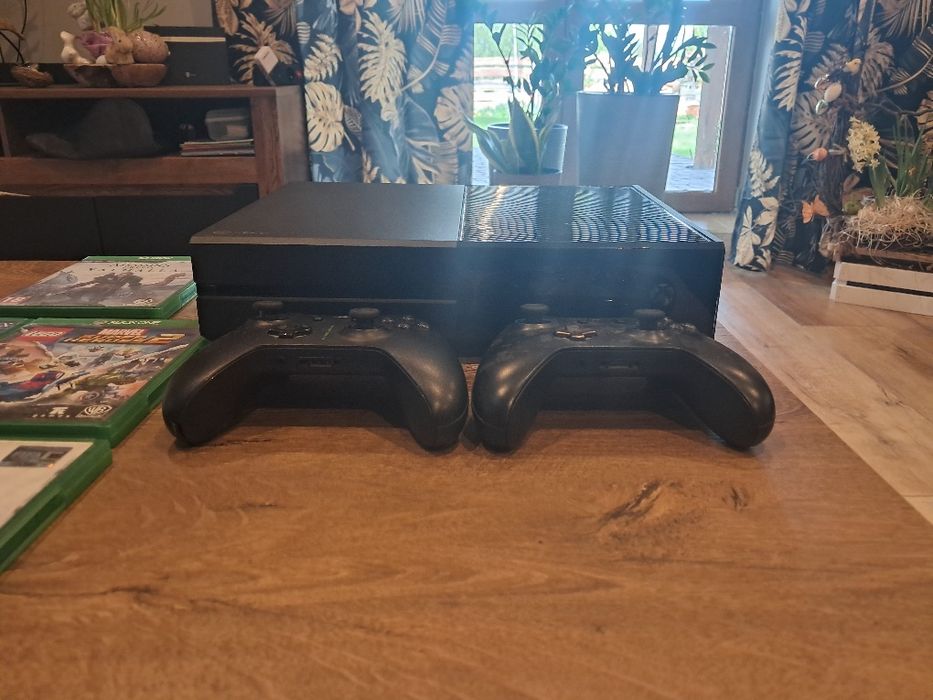 Xbox one 1tb + 2 pady + 7 gier- komplet