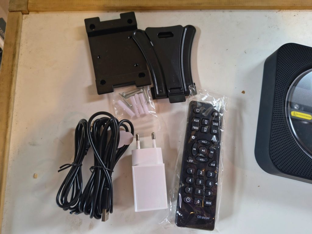 Odtwarzacz CD DVD montowany na ścianie bluetooth