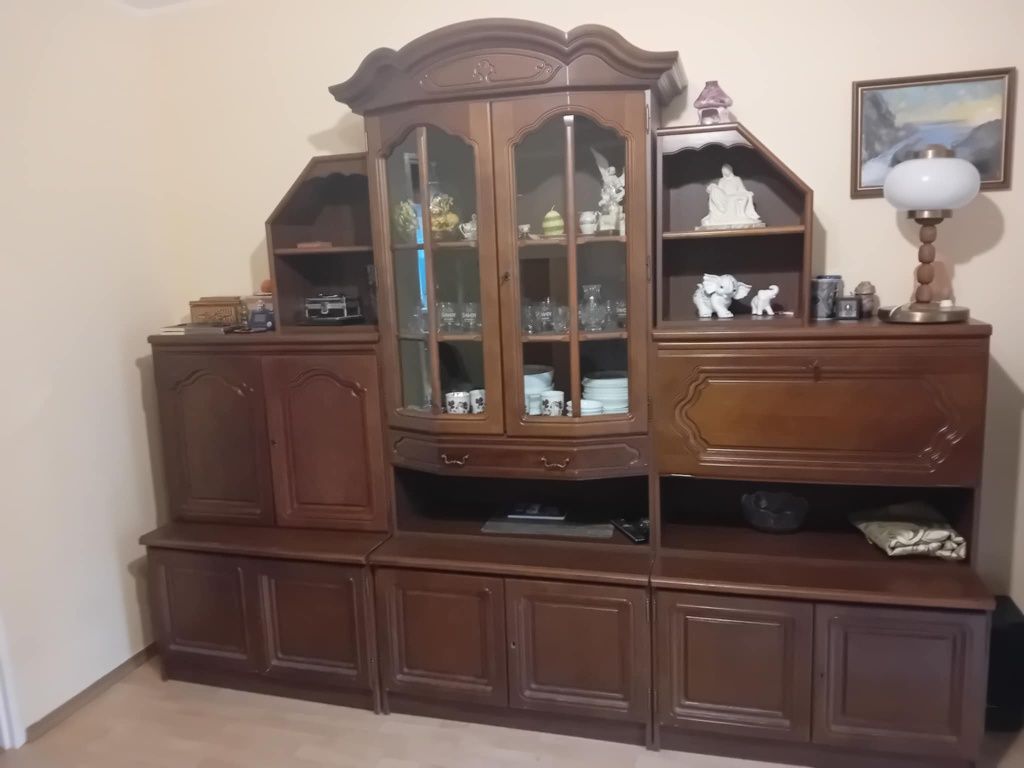 Regał segment kolor orzech dl.2.76m.wys 2.20m.w dobrym stanie