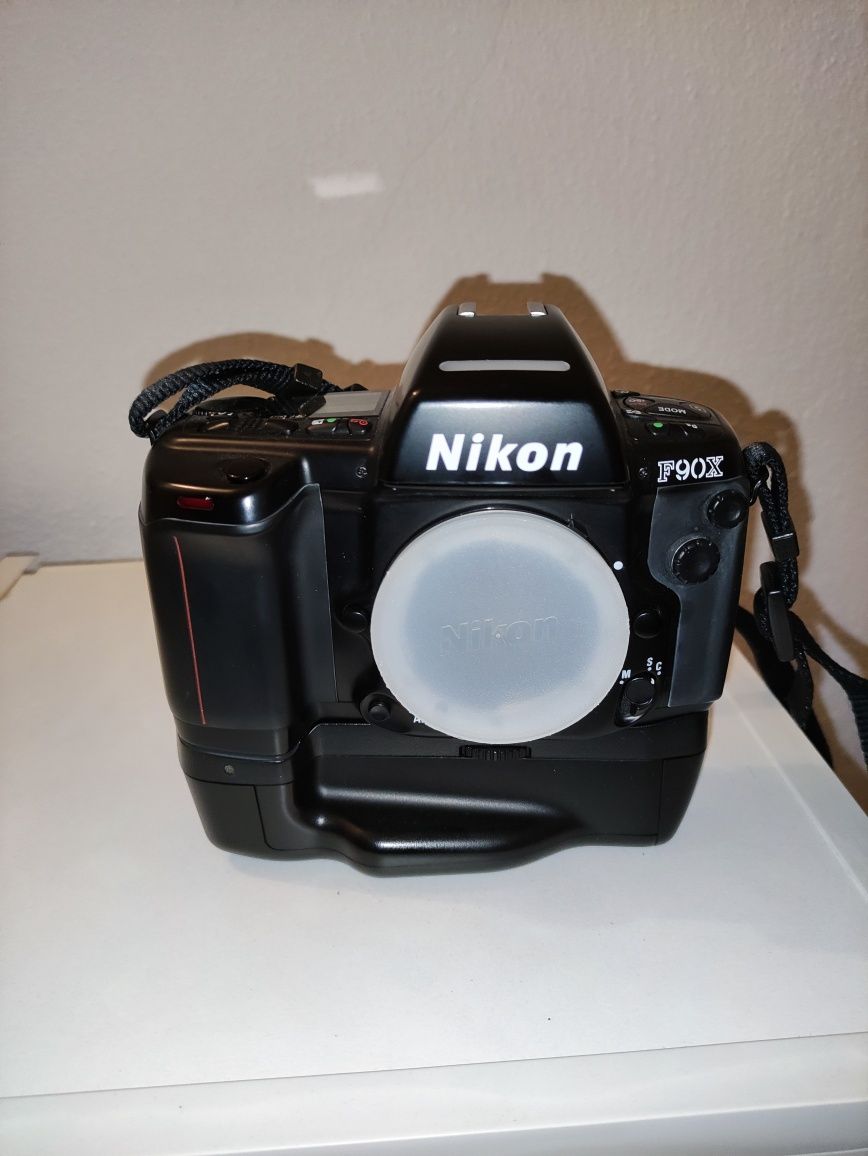 Máquina fotográfica Nikon F 90X com punho MB10 , Bom funcionamento