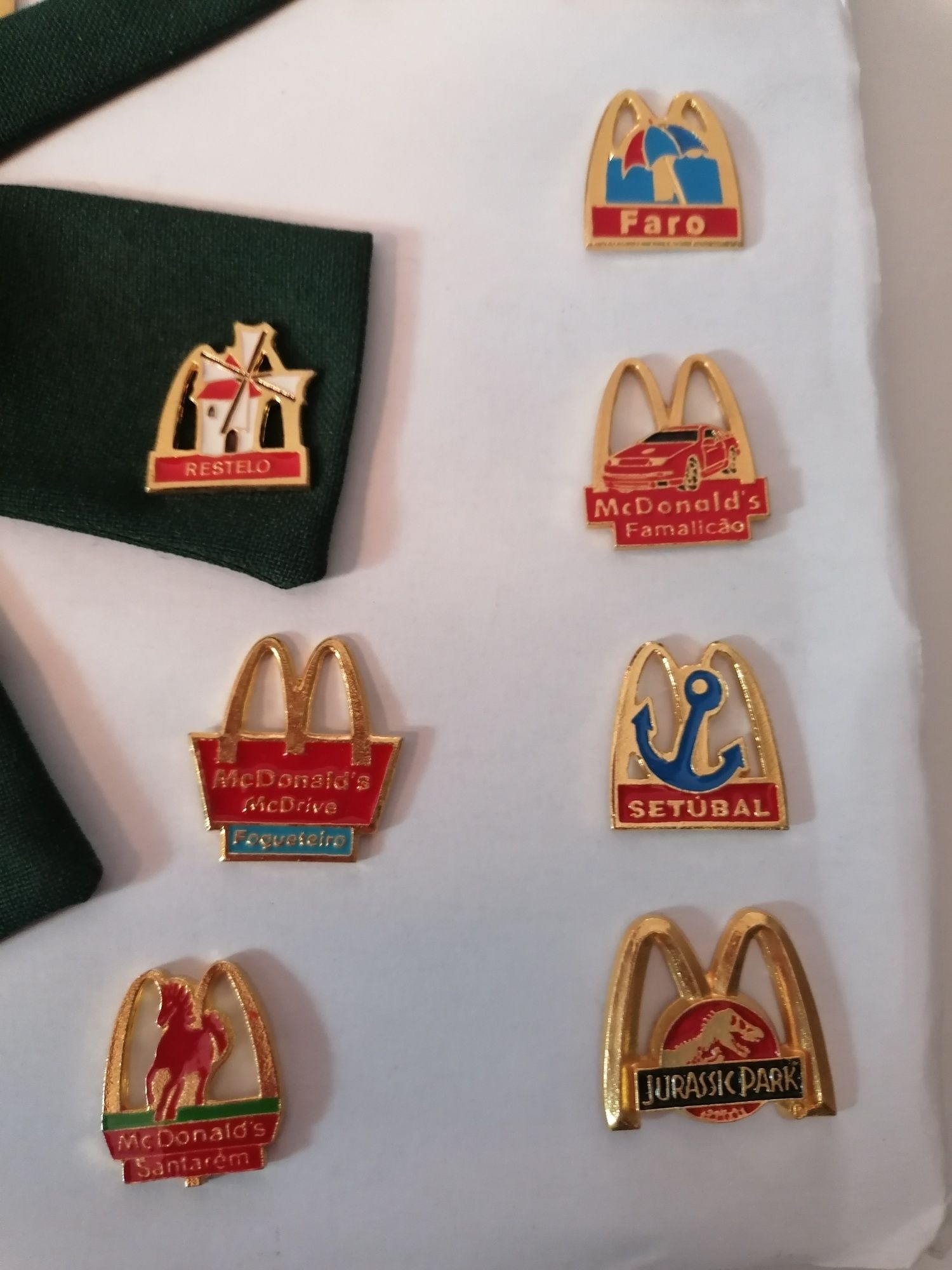 Bonita colecção 31 pins diferentes do Mac Donalds c/ laço em tecido