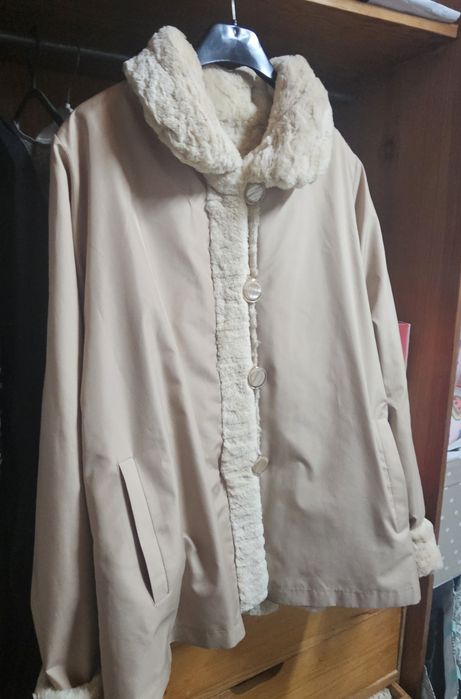 Casaco de peles curto, creme e revetsível