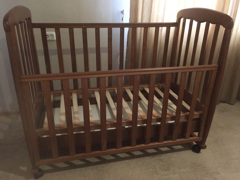 Детская деревяная кроватка
