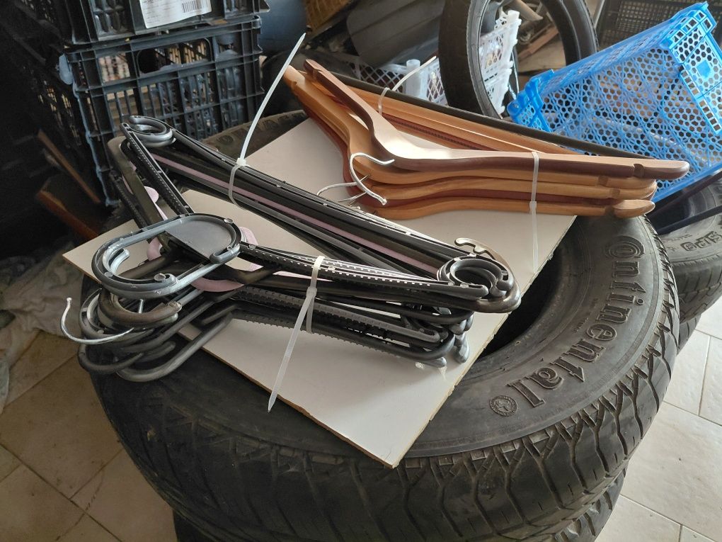 2 Conjuntos de cruzetas para a roupa em bom estado geral