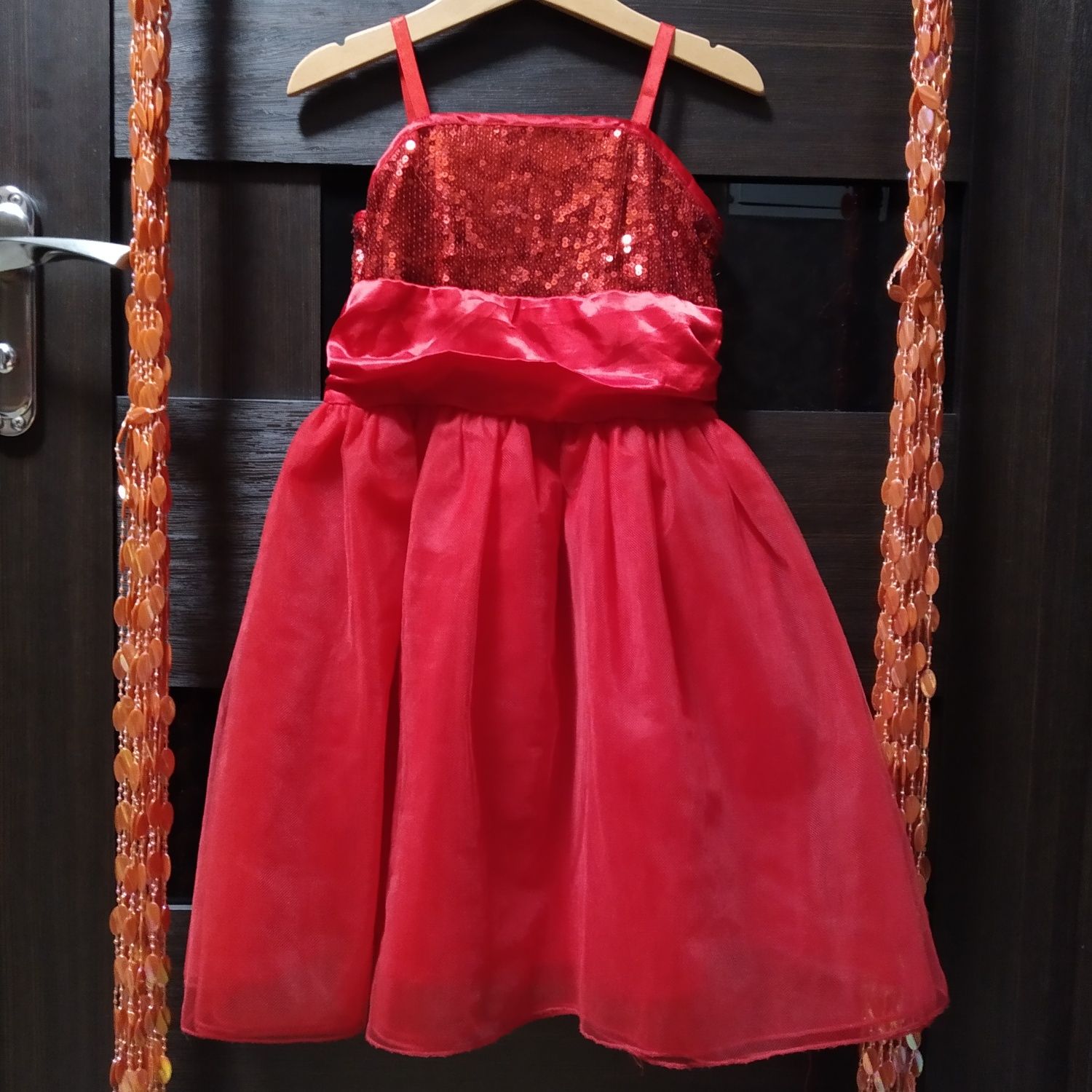 Платье нарядное на девочку 6-7 лет.