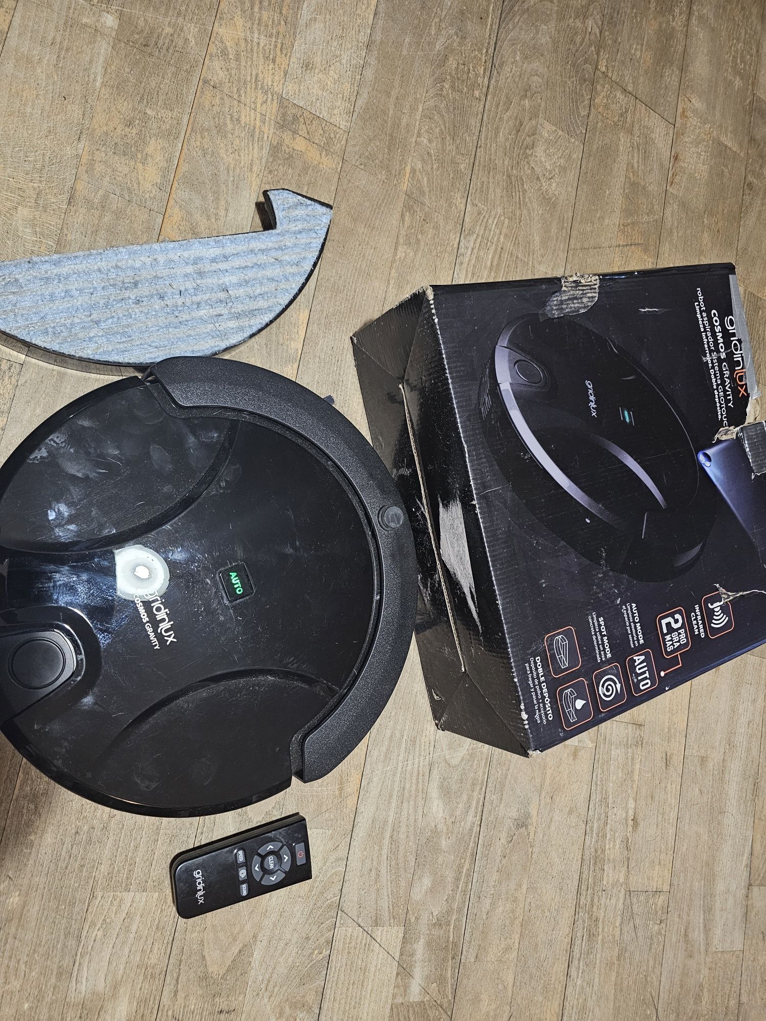 Robot sprzatajacy z funkcją mopowania