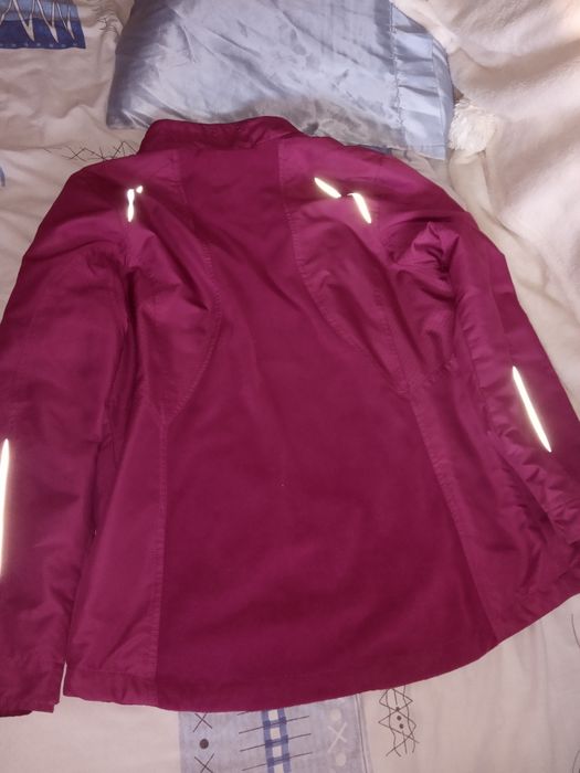 Две женские куртки ветровки