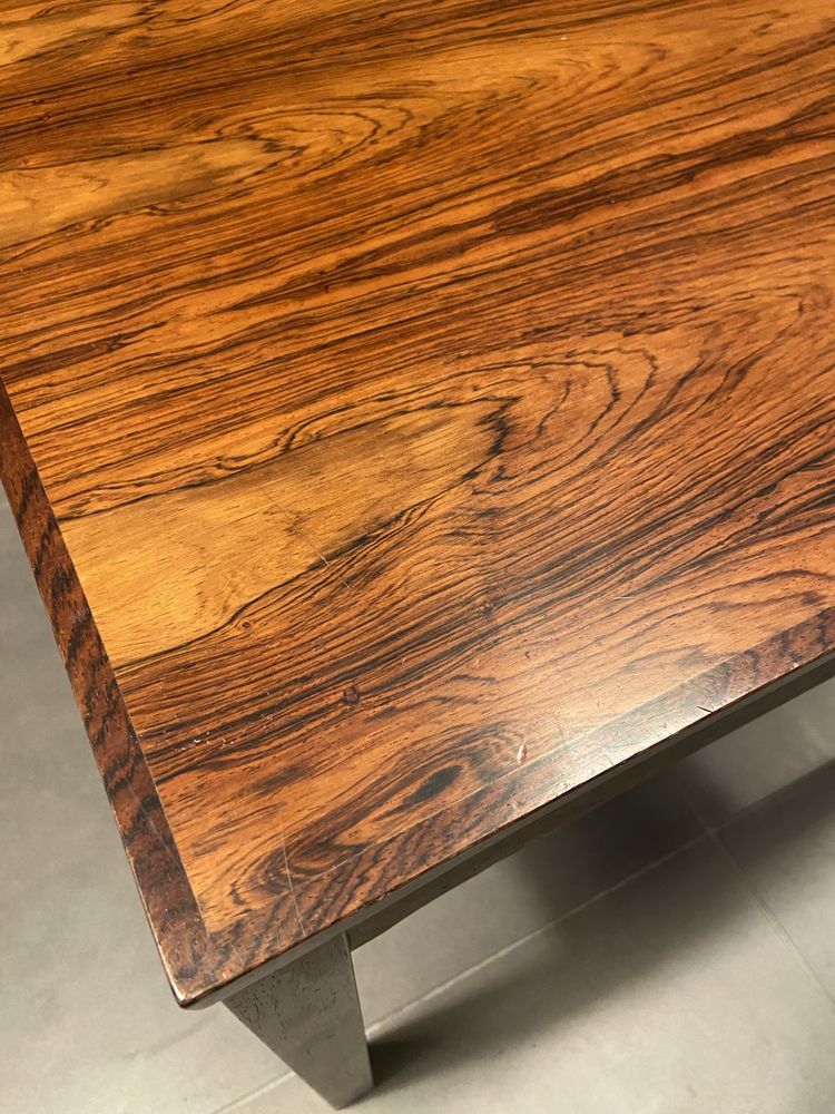 Mesa nórdica em Pau Santo