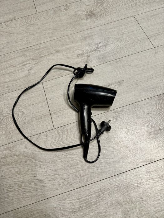 Suszarka do włosów czarna marki Remington