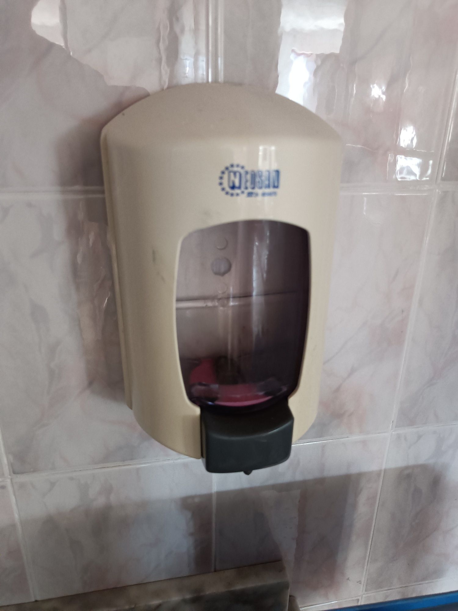 Dispensador de papel e líquido