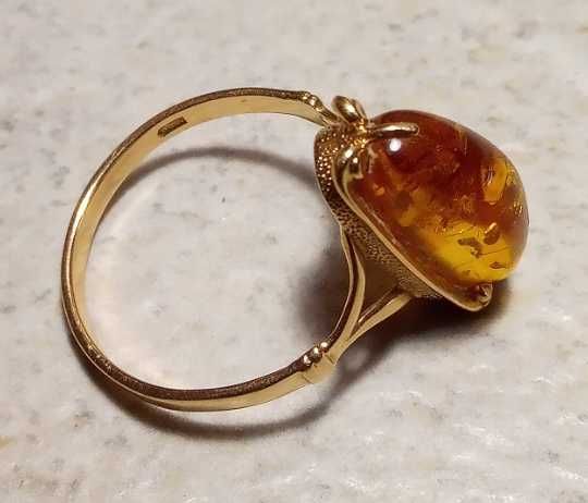 Золотое кольцо с янтарем. 585 проба. СССР. 18 размер.