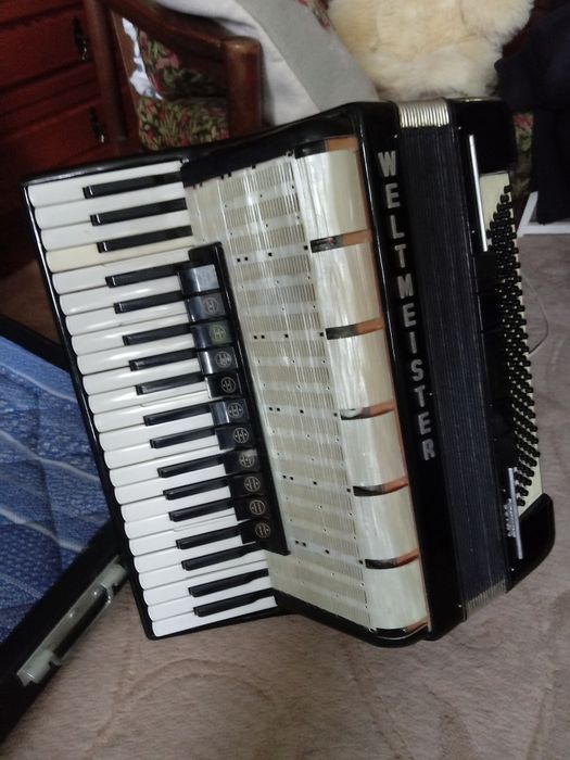 Akordeon Weltmeister; 120 basowy; wraz z futerałem