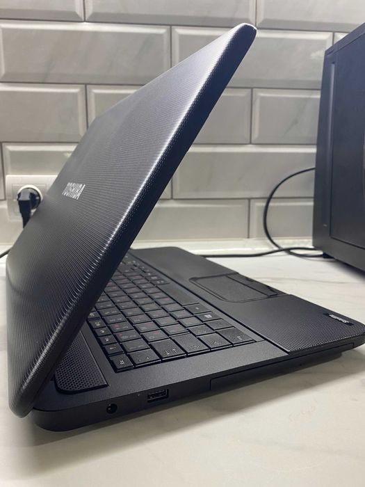 Toshiba Satellite C870D AMD E1-1200/4Gb ОЗУ/HDD 250Gb/17'' супер стан