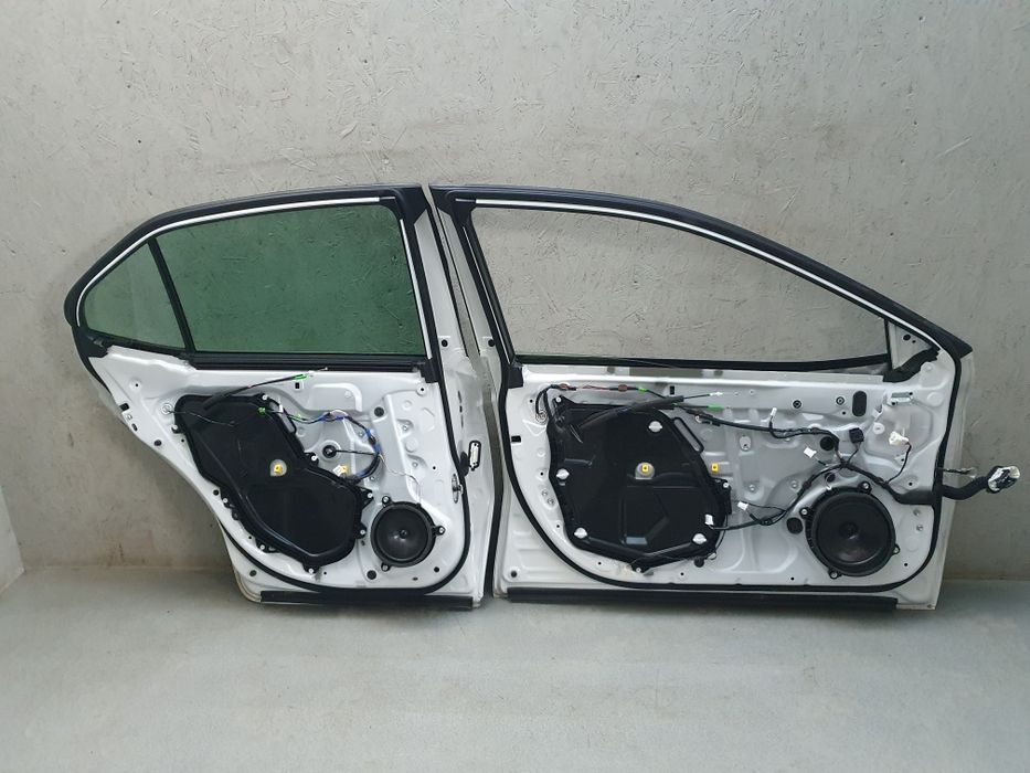 Двері білий колір 040 Toyota Camry V70 XLE LE SE розборка 2019-2023р