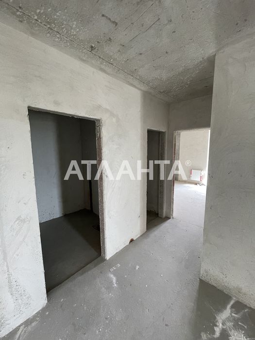 Продаж трикімнатної квартири з панорамним виглядом на озеро