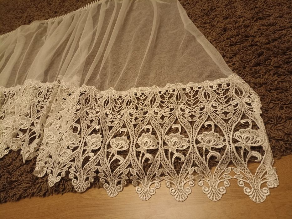 Bardzo ładna biała firanka z gipiurą