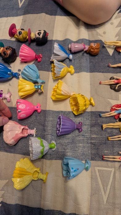 Набір ляльок з сукнями