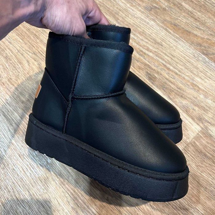 Уги жіночі чорні на товстій підошві