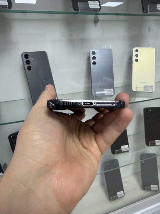 Samsung s23 plus 256gb. Чорного кольору