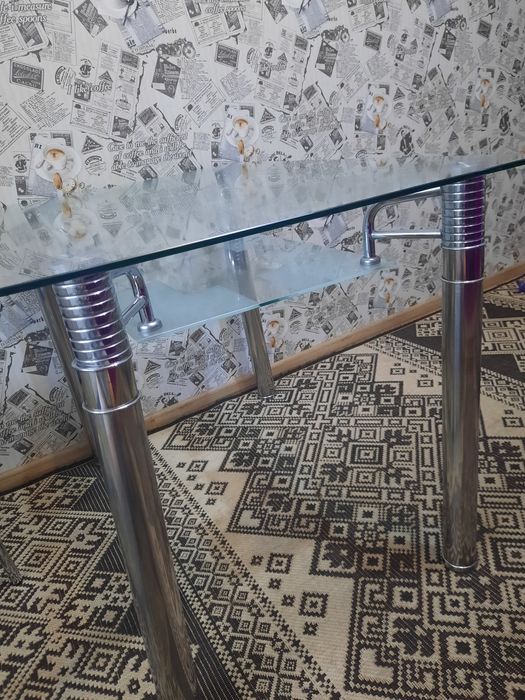 Стіл скляний кухонний