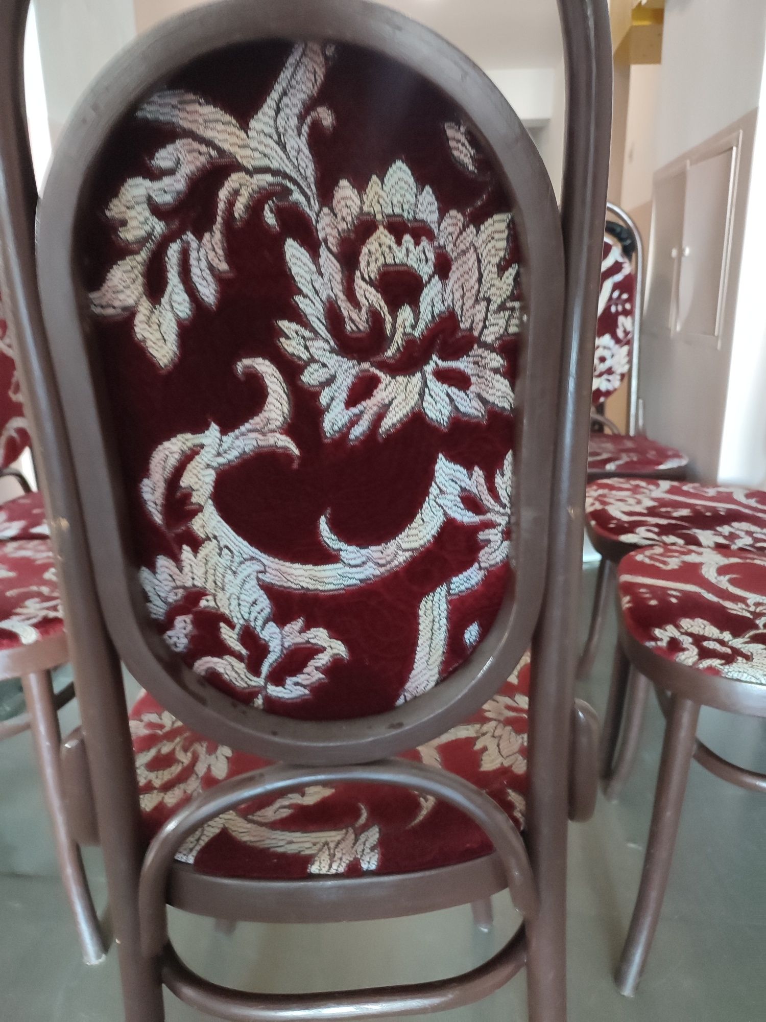Piękny antyk stół z krzesłami