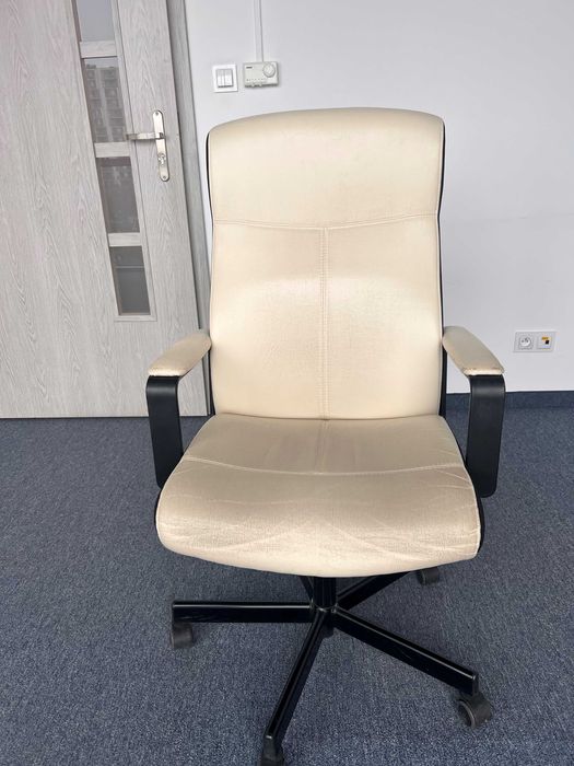 Biurowy fotel obracany