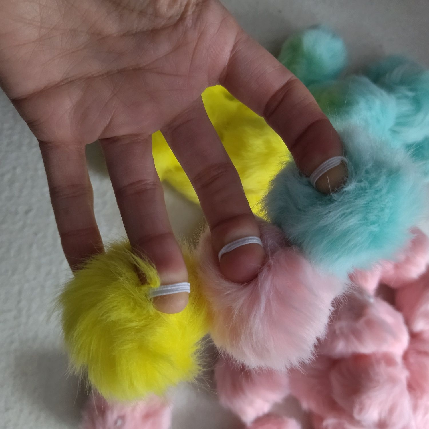 40 pompons de pelúcia com anilha de elástico