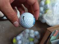 Várias bolas de golf