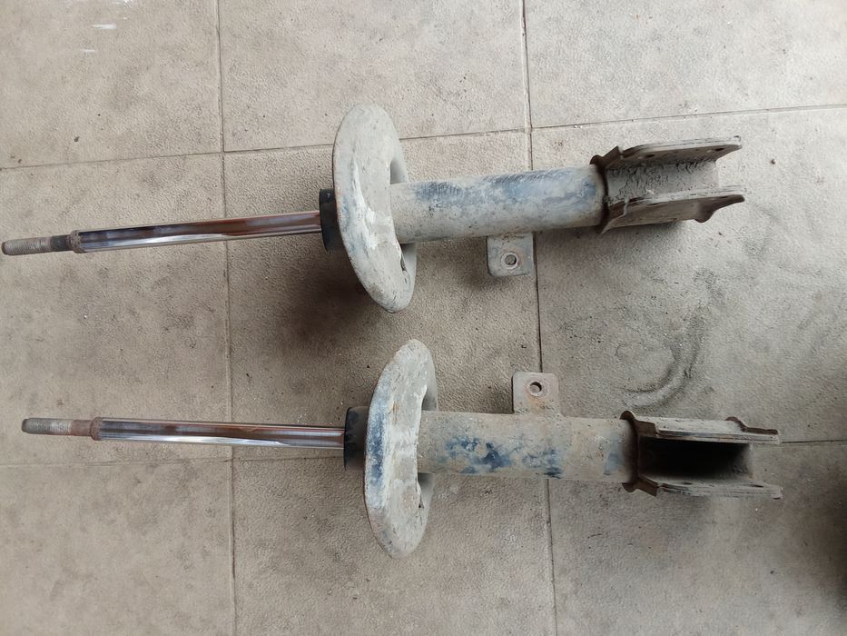 Передні стійки Пежо партнер 2010 року