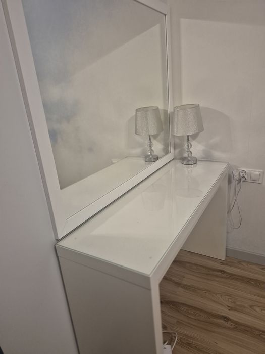 Toaletka biała z szufladą