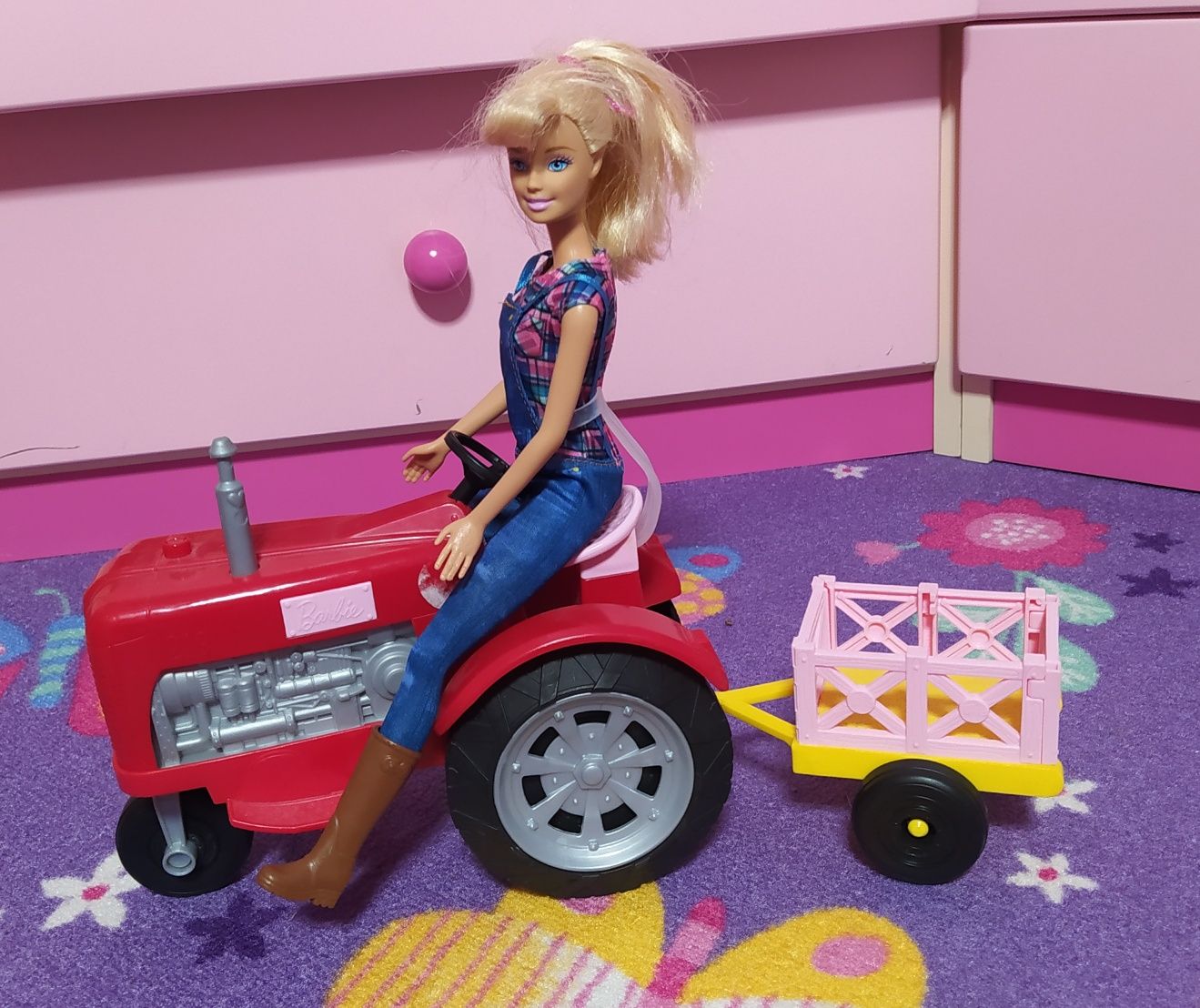 Barbie farmerka na traktorze