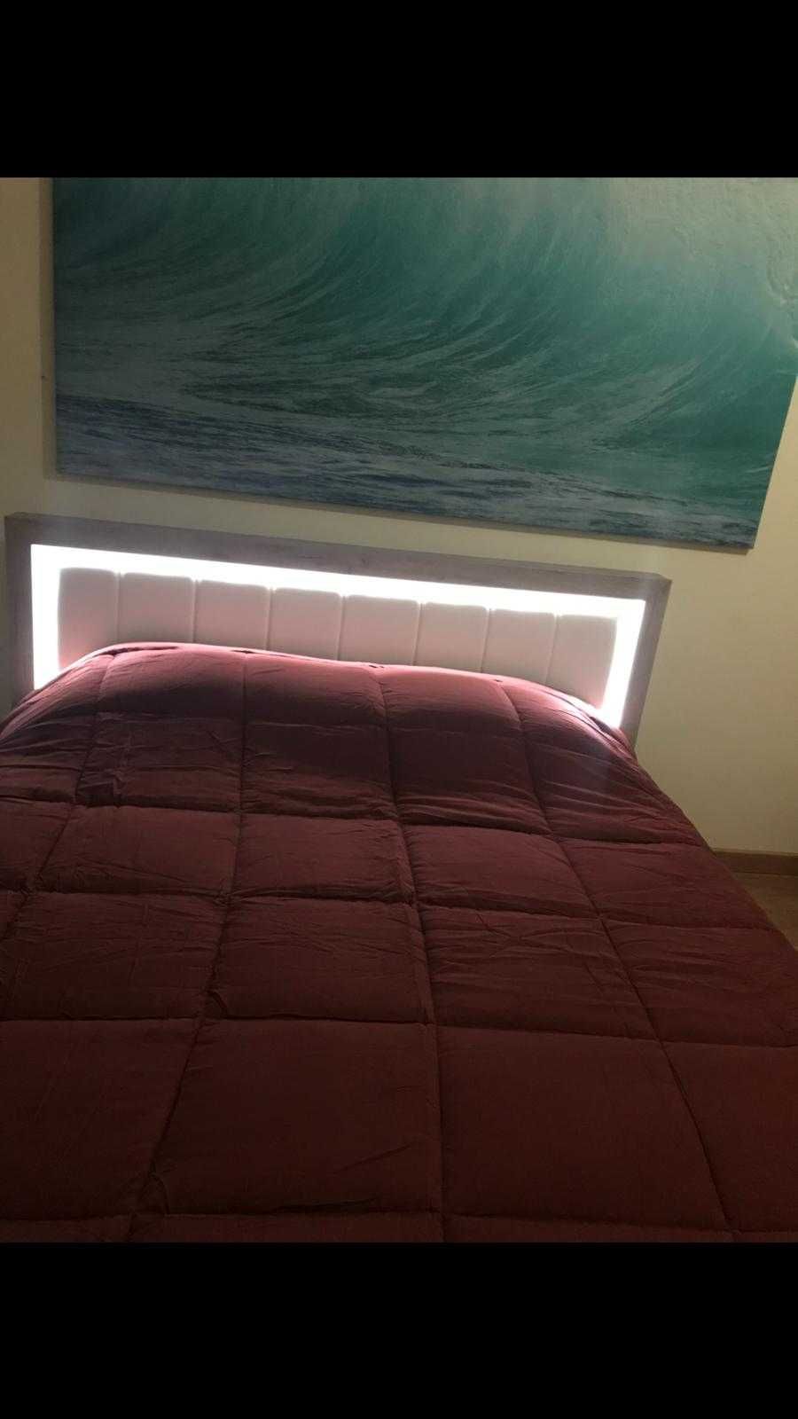 Cama King como nova sem colchão