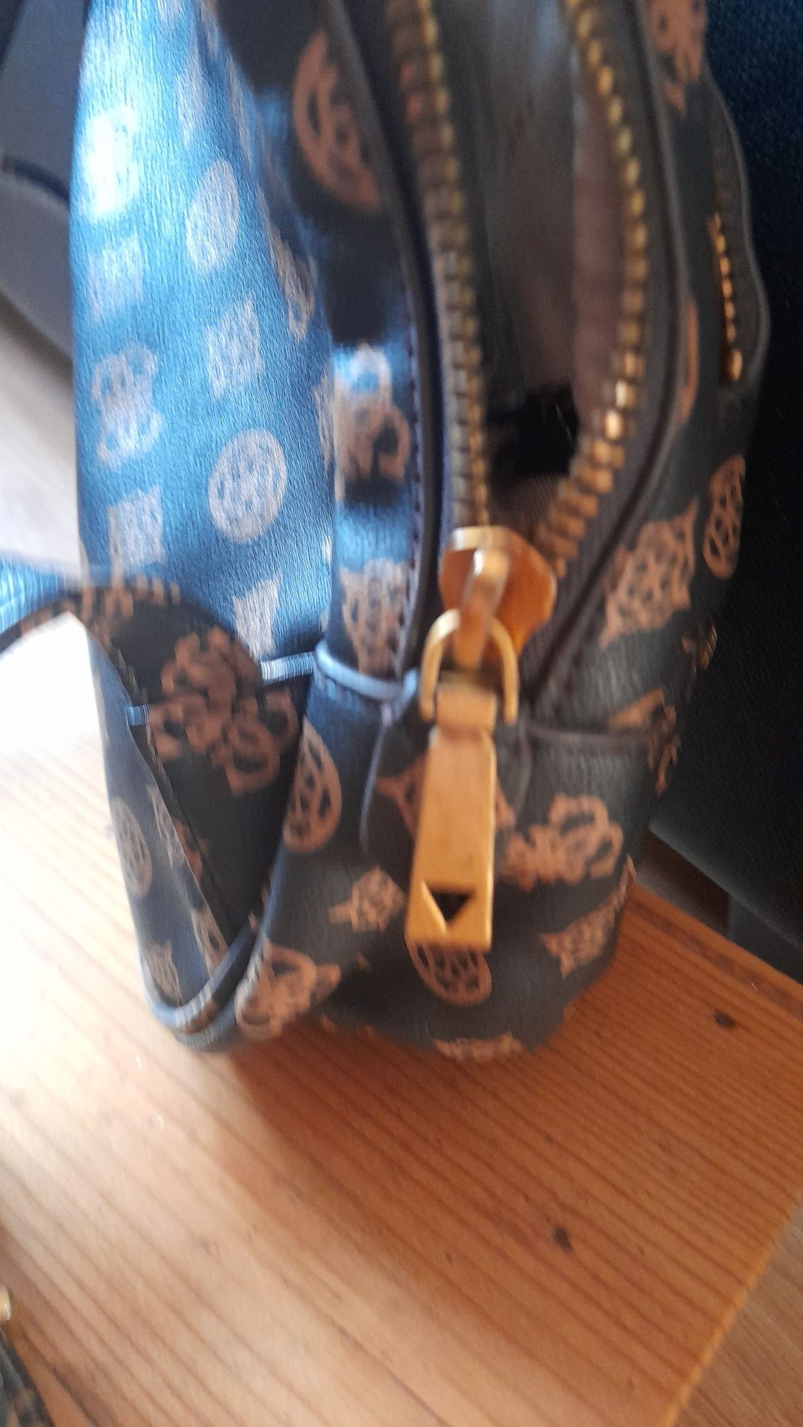 Mochila castanha Guess