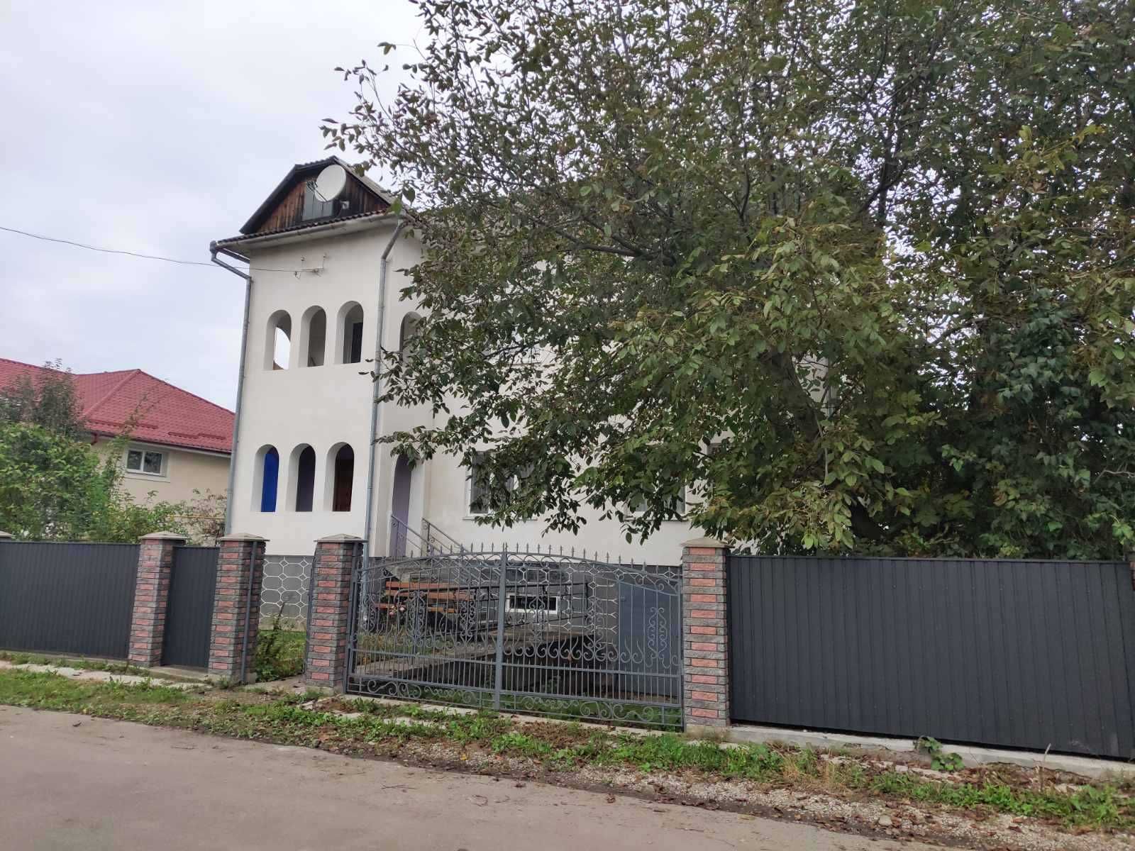 Будинок біля Івано-Франківська