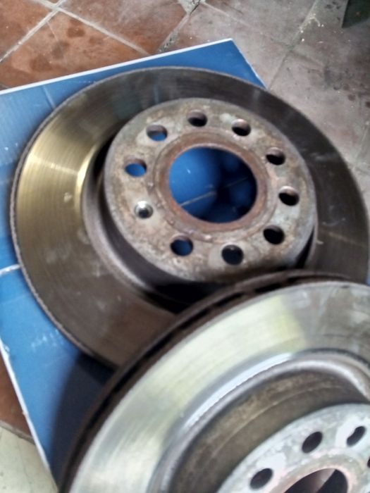 Продам тормозні передні диски з шкоди октавіії а5