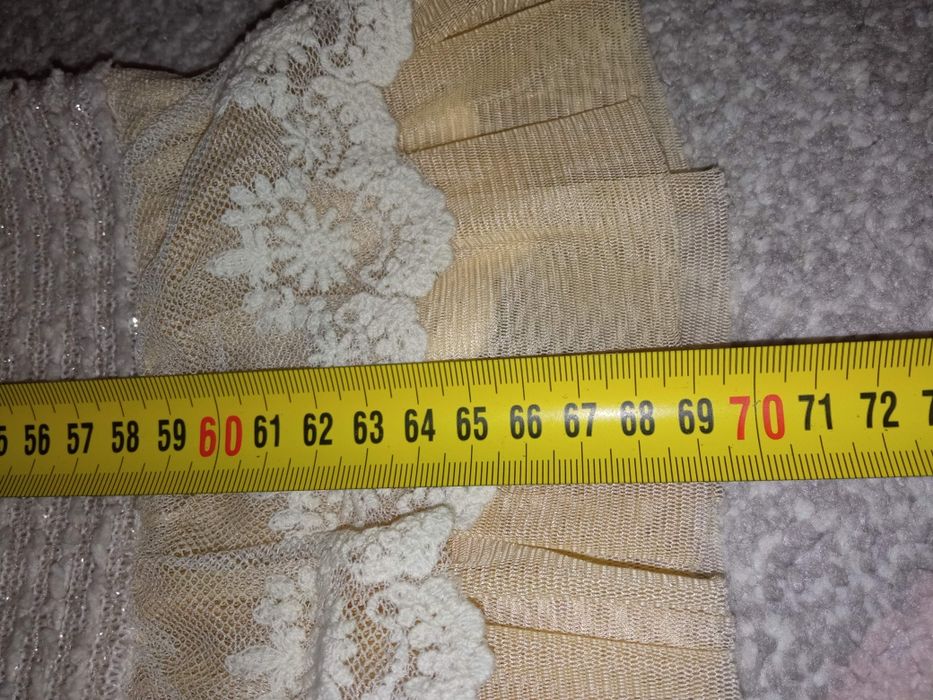 beżowa błyszcząca sukienka z koronkową falbanką r. 140